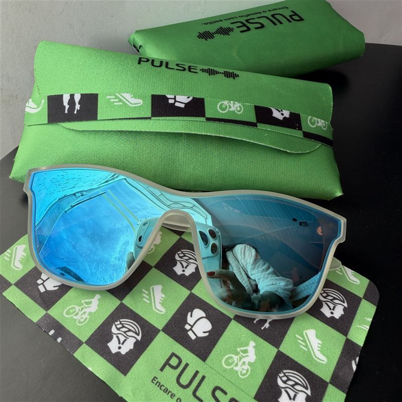 Óculos Pulse com lente azul espelhada sobre o estojo verde da Pulse
